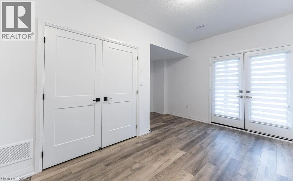 120 COURT Drive Unit# 5, #5