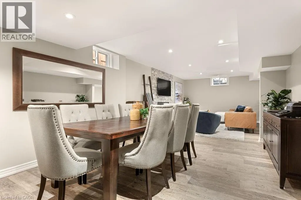 16 EDGECROFT Crescent