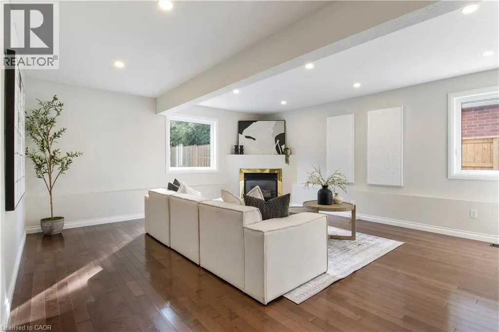 427 DANSBURY Drive