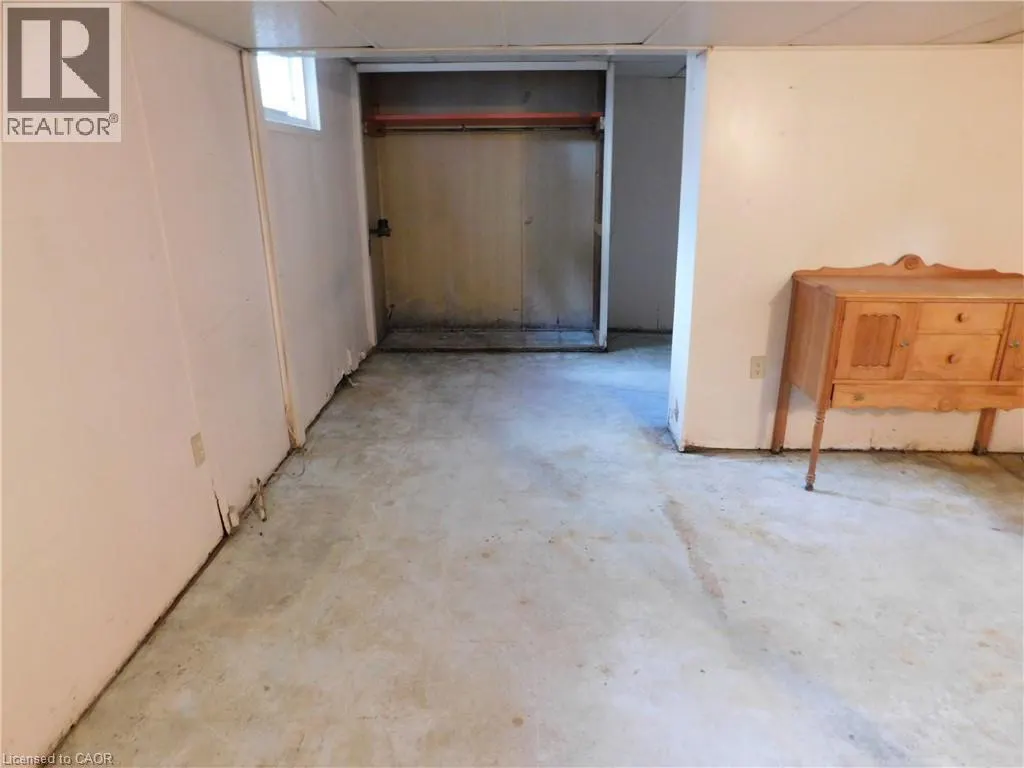 523 E BROAD ST E Street E