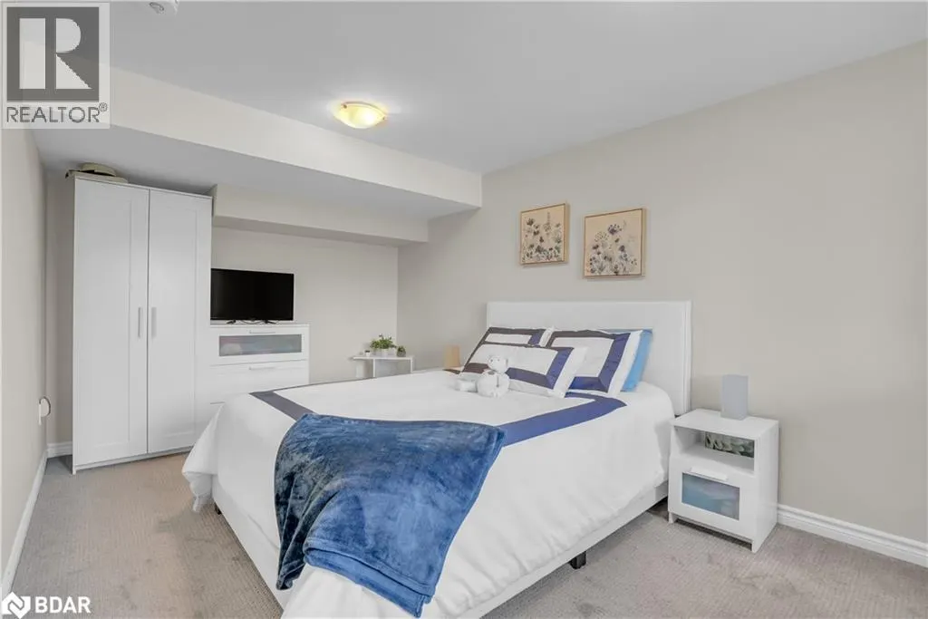 8 SPOONER Crescent