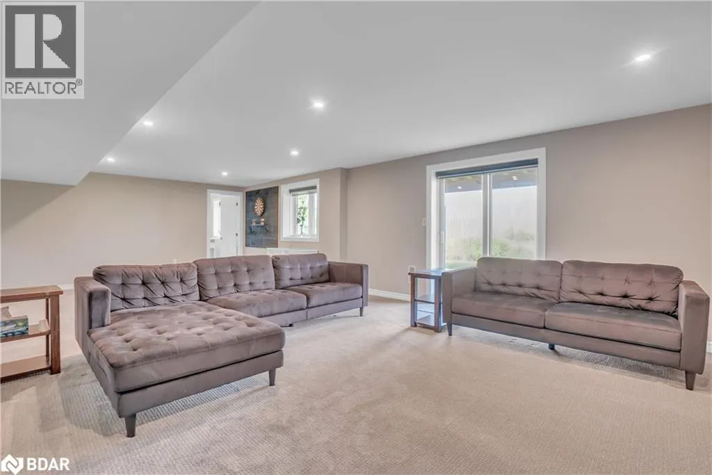 8 SPOONER Crescent