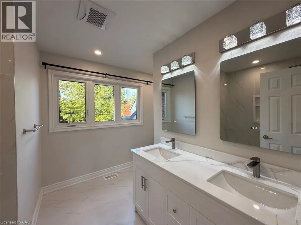 UPPER LEVEL: 87 PETER Street