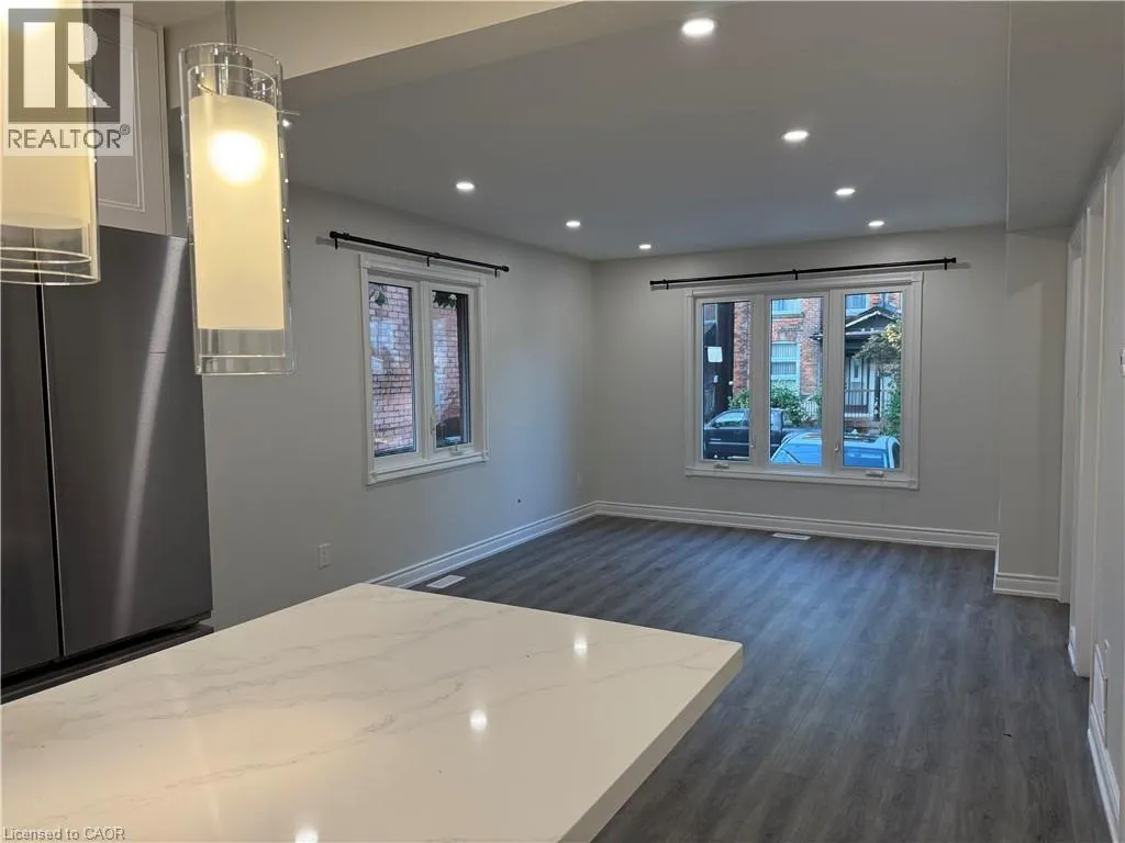 UPPER LEVEL: 87 PETER Street