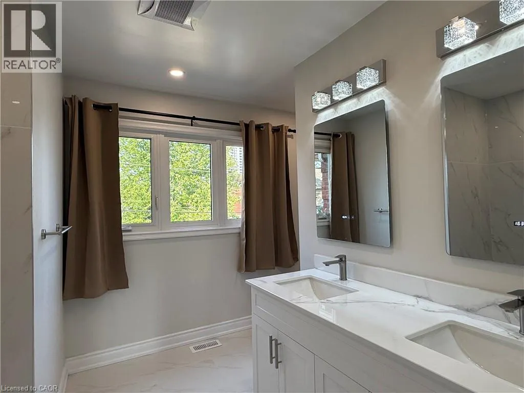 UPPER LEVEL: 87 PETER Street