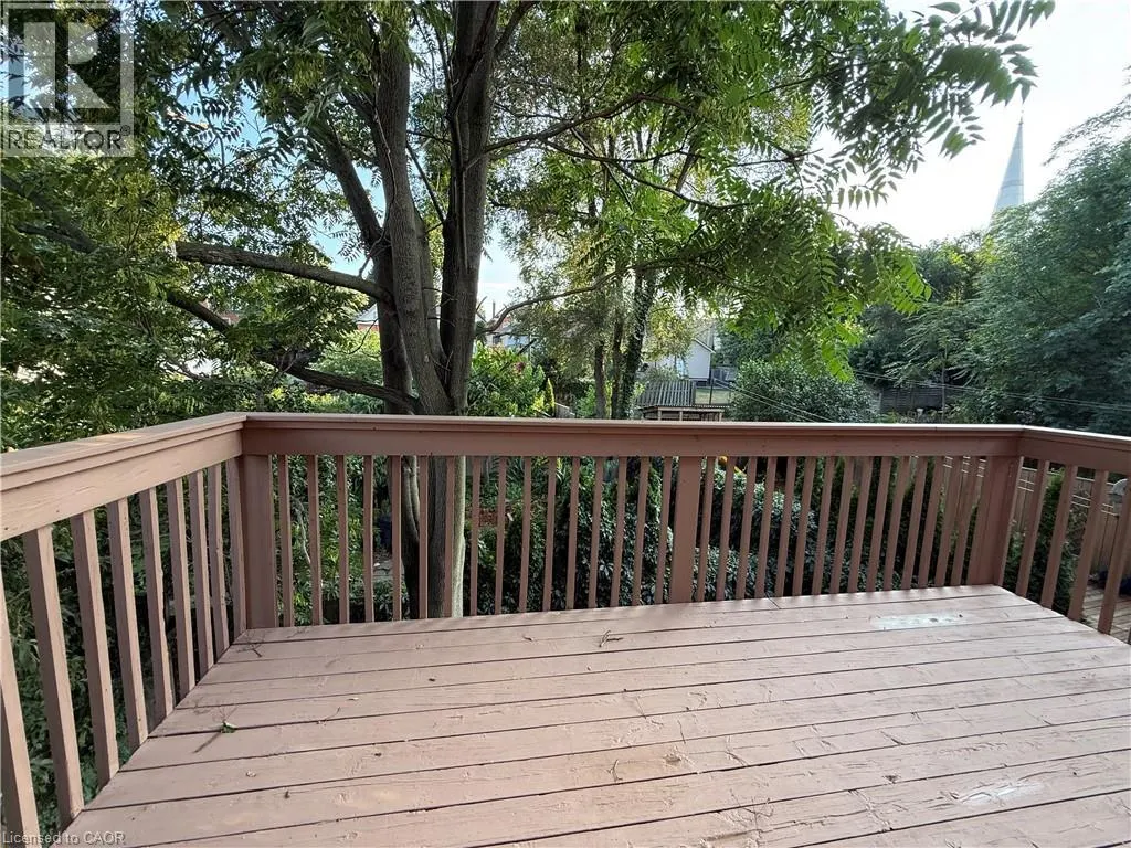 UPPER LEVEL: 87 PETER Street
