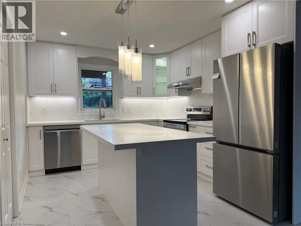 UPPER LEVEL: 87 PETER Street