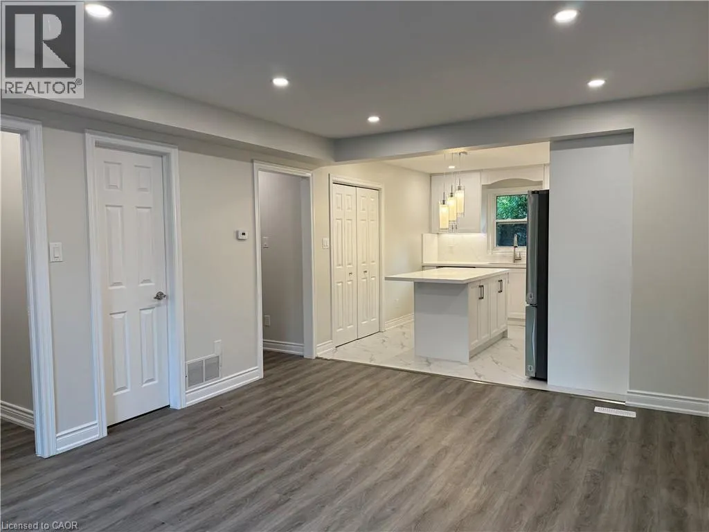 UPPER LEVEL: 87 PETER Street