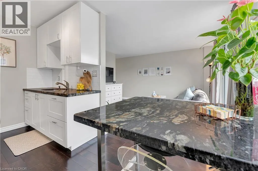 141 CATHARINE Street S Unit# 806, #806