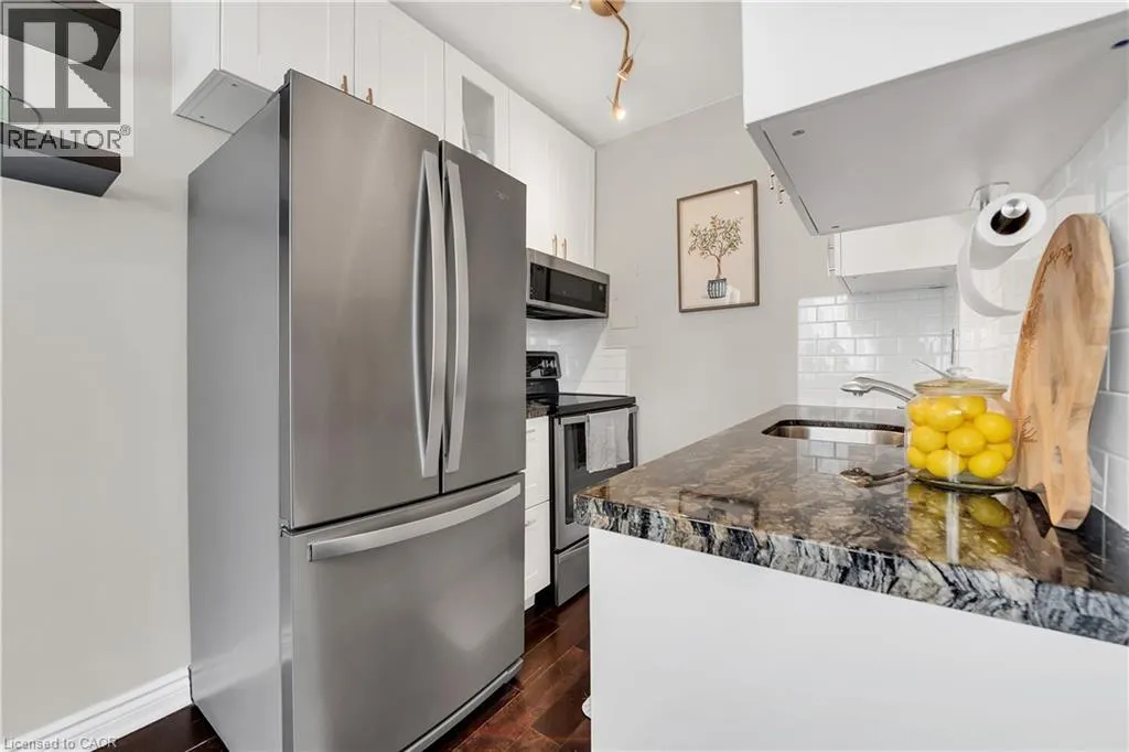 141 CATHARINE Street S Unit# 806, #806