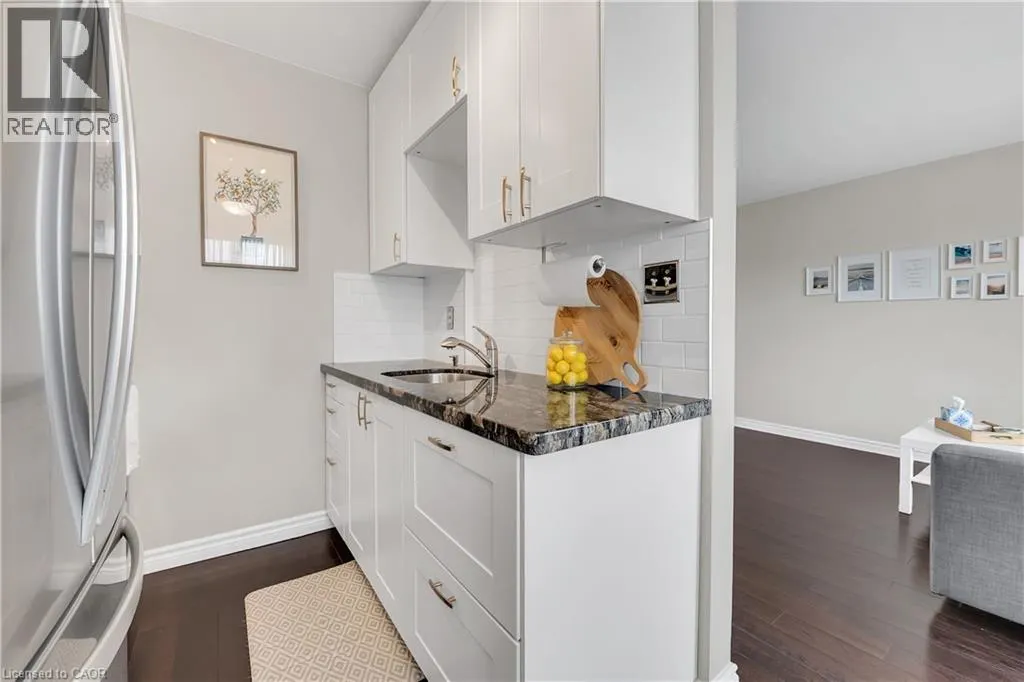 141 CATHARINE Street S Unit# 806, #806