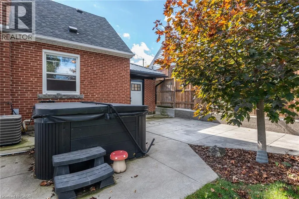 25 MONTROSE Avenue