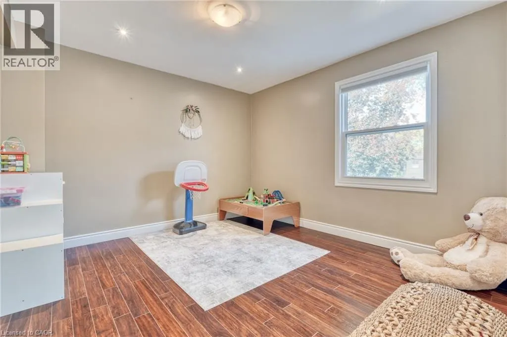 25 MONTROSE Avenue