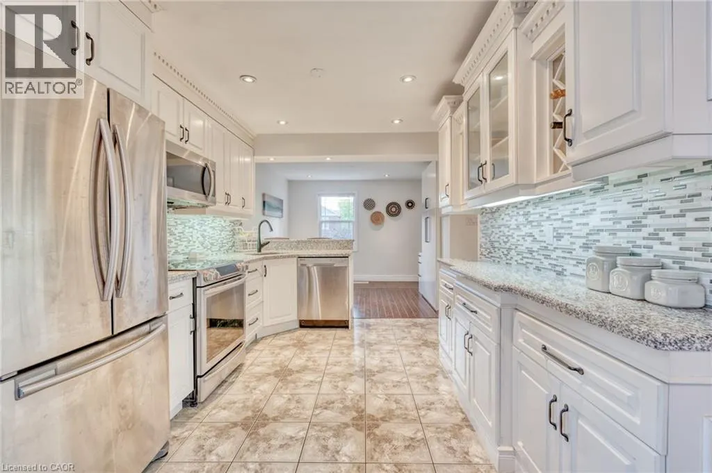 25 MONTROSE Avenue