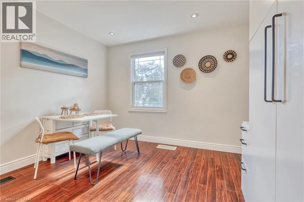 25 MONTROSE Avenue