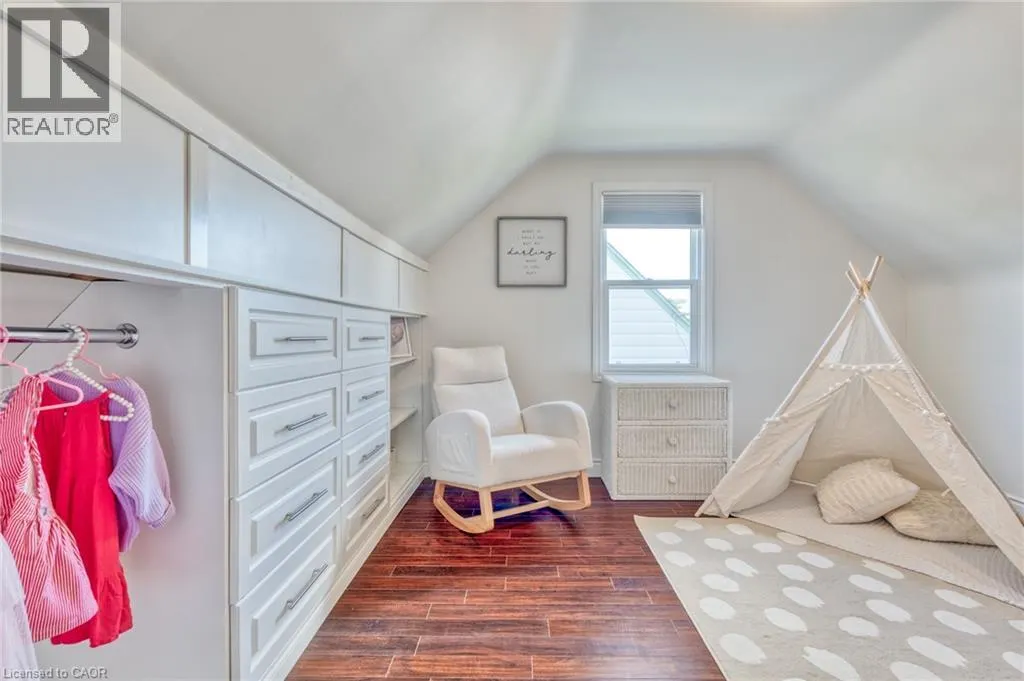 25 MONTROSE Avenue