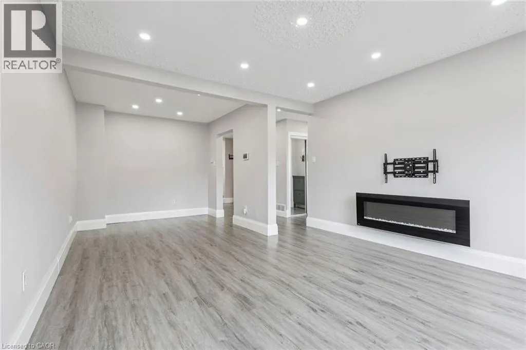 122 MOOREGATE Crescent