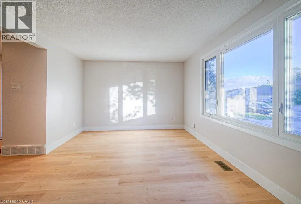 563 ELGIN Street N