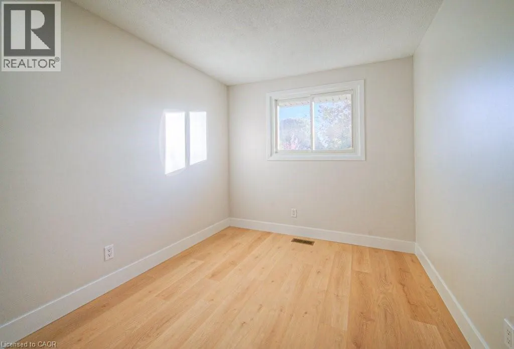563 ELGIN Street N
