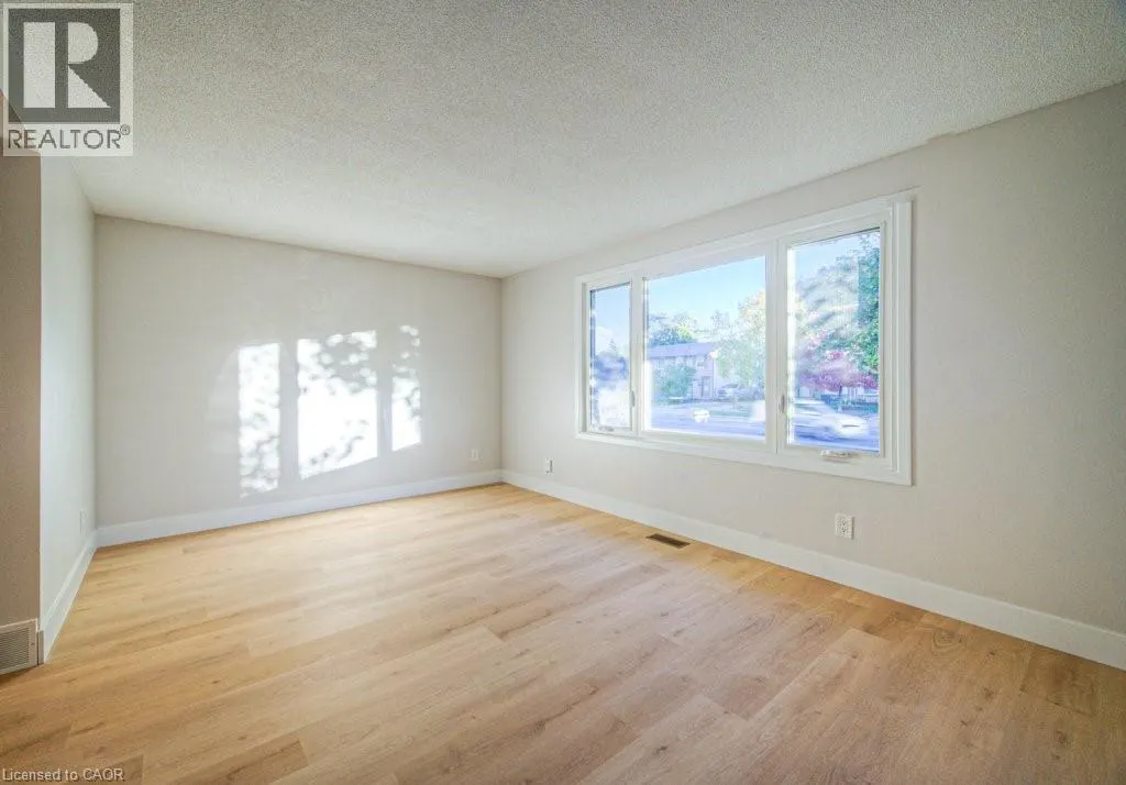 563 ELGIN Street N