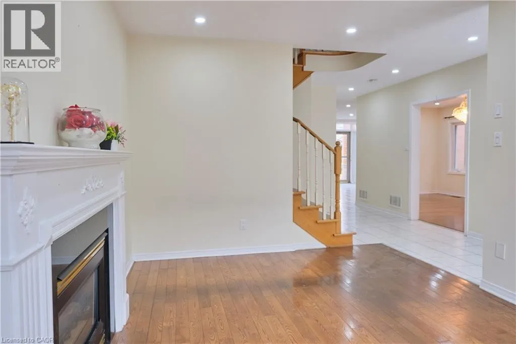 12 PACIFIC WIND Crescent Unit# Upper, #Upper