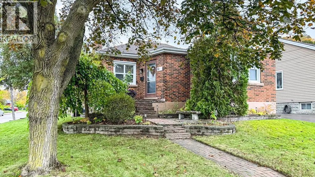 30 MONTROSE Avenue