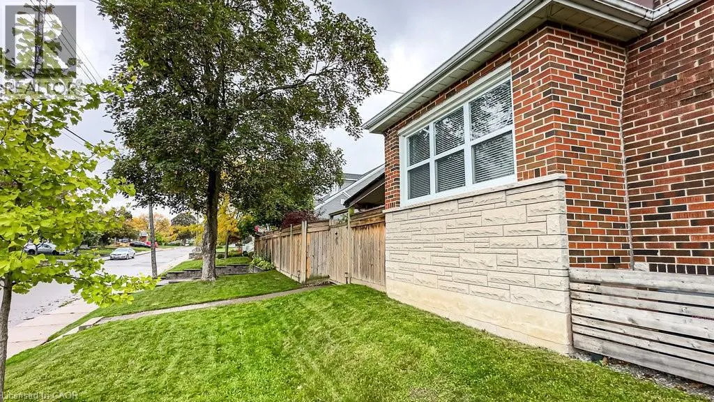 30 MONTROSE Avenue