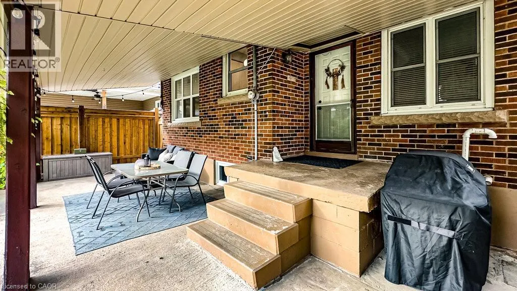 30 MONTROSE Avenue