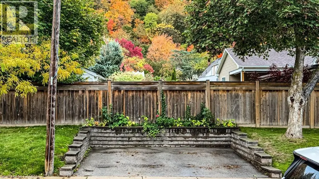 30 MONTROSE Avenue
