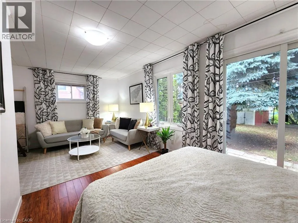 1089 MEREDITH Avenue