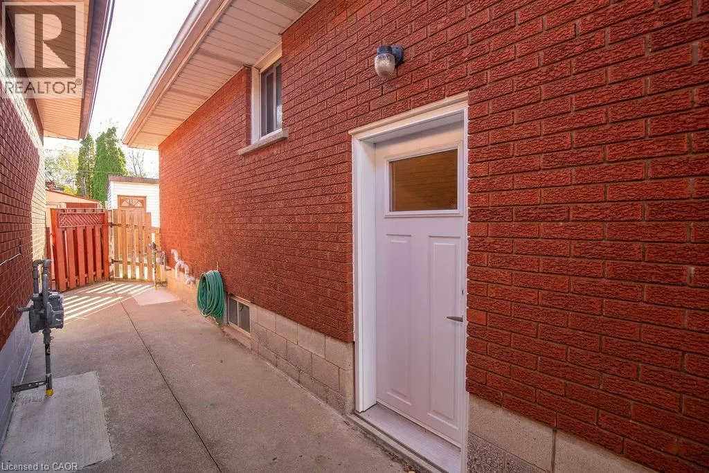 313 BARTON Street W