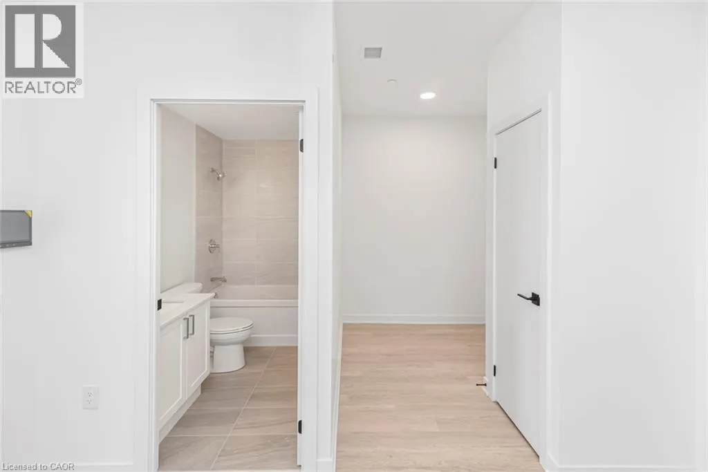 2782 BARTON Street E Unit# 813, #813