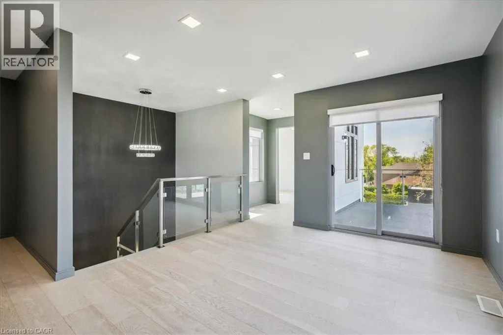 4 SUNROW Gate