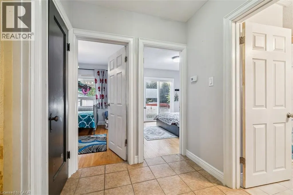 8 WAVELL Avenue