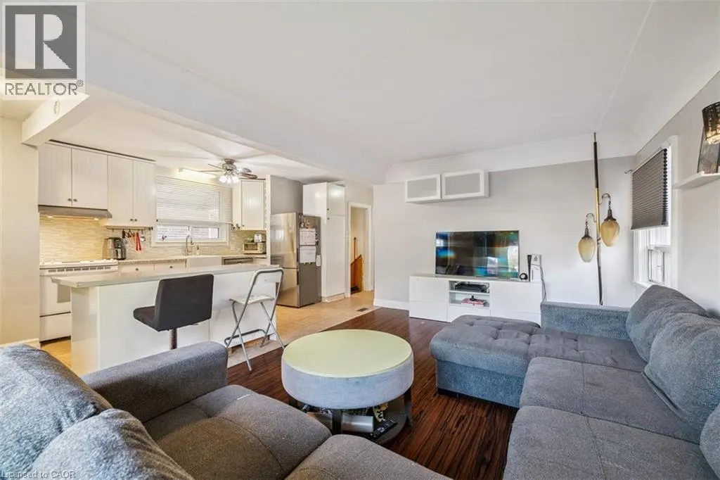 8 WAVELL Avenue