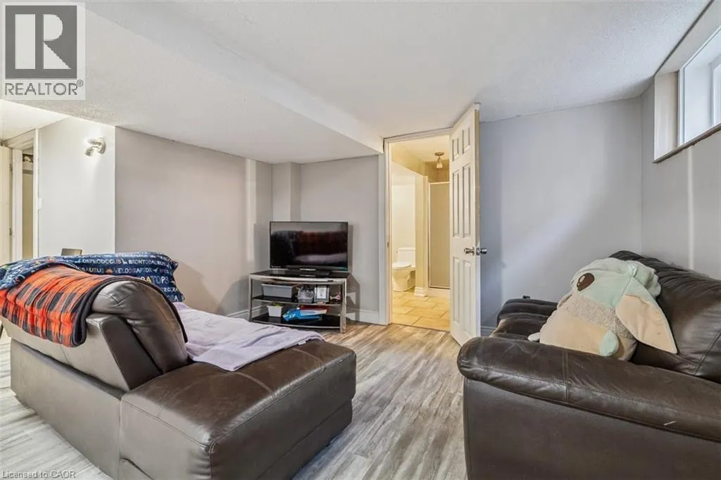 8 WAVELL Avenue