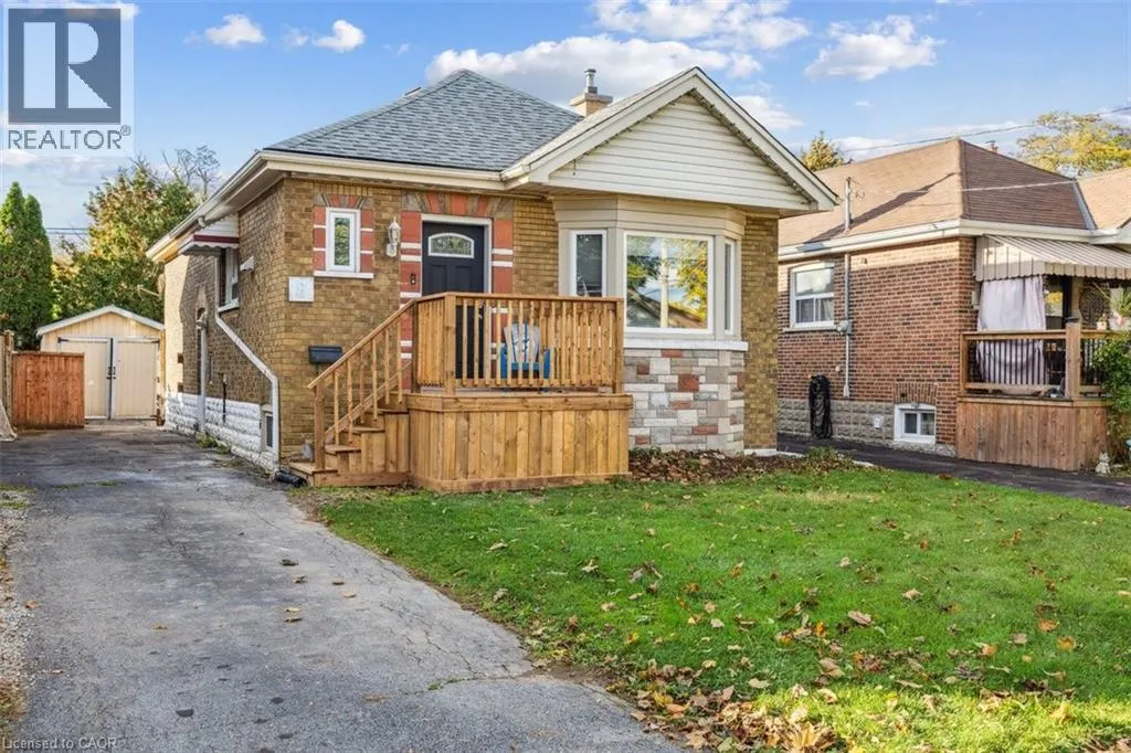 8 WAVELL Avenue