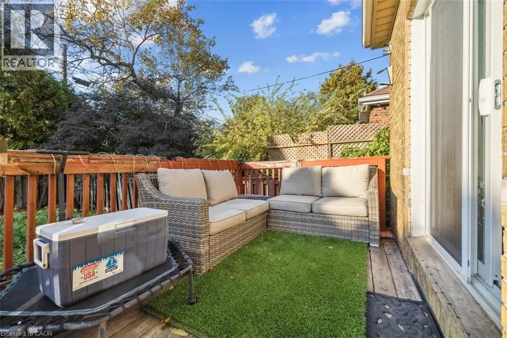 8 WAVELL Avenue
