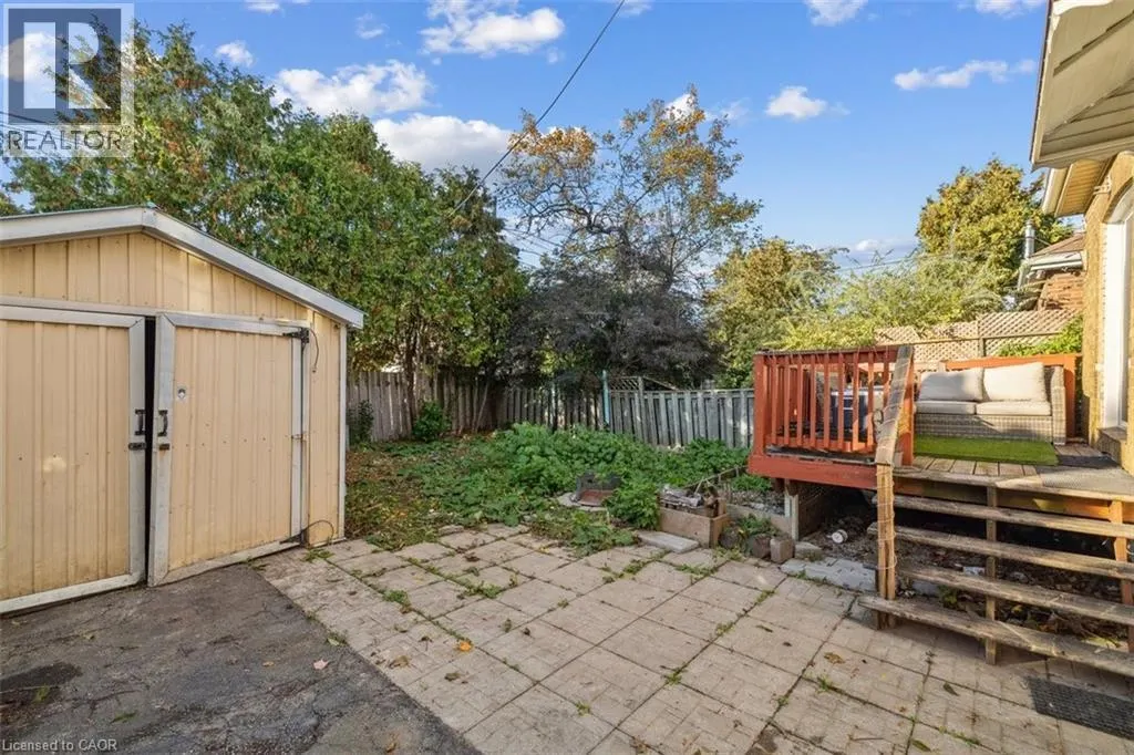 8 WAVELL Avenue