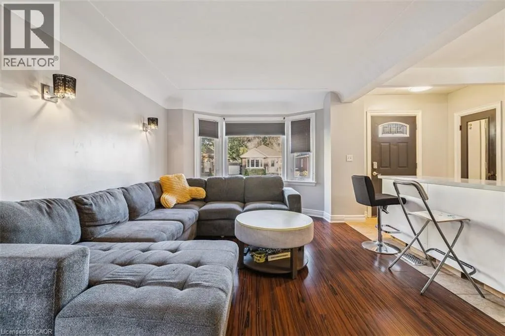 8 WAVELL Avenue