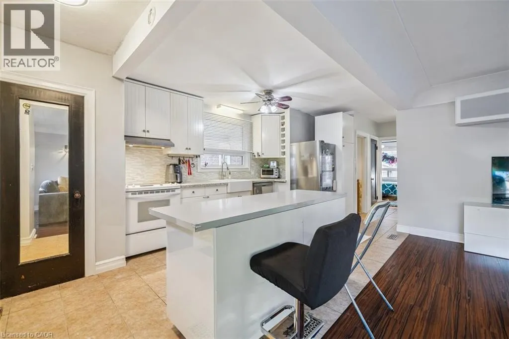 8 WAVELL Avenue
