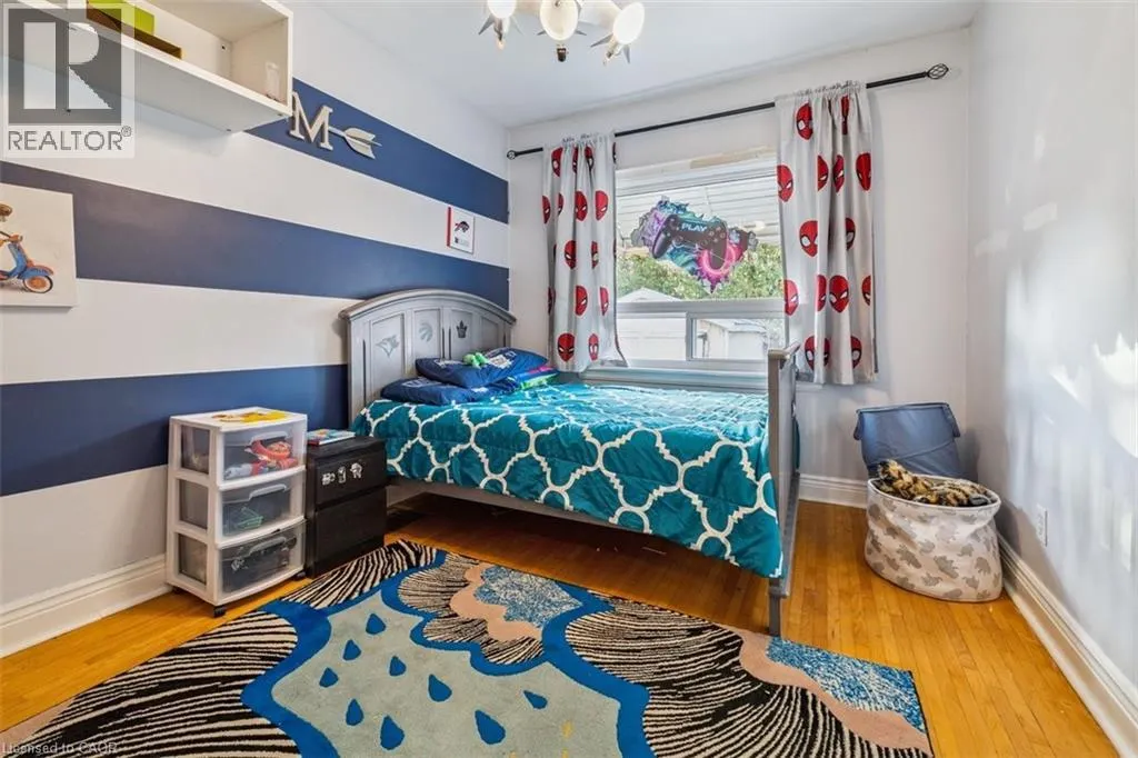 8 WAVELL Avenue