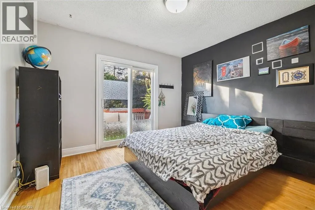 8 WAVELL Avenue