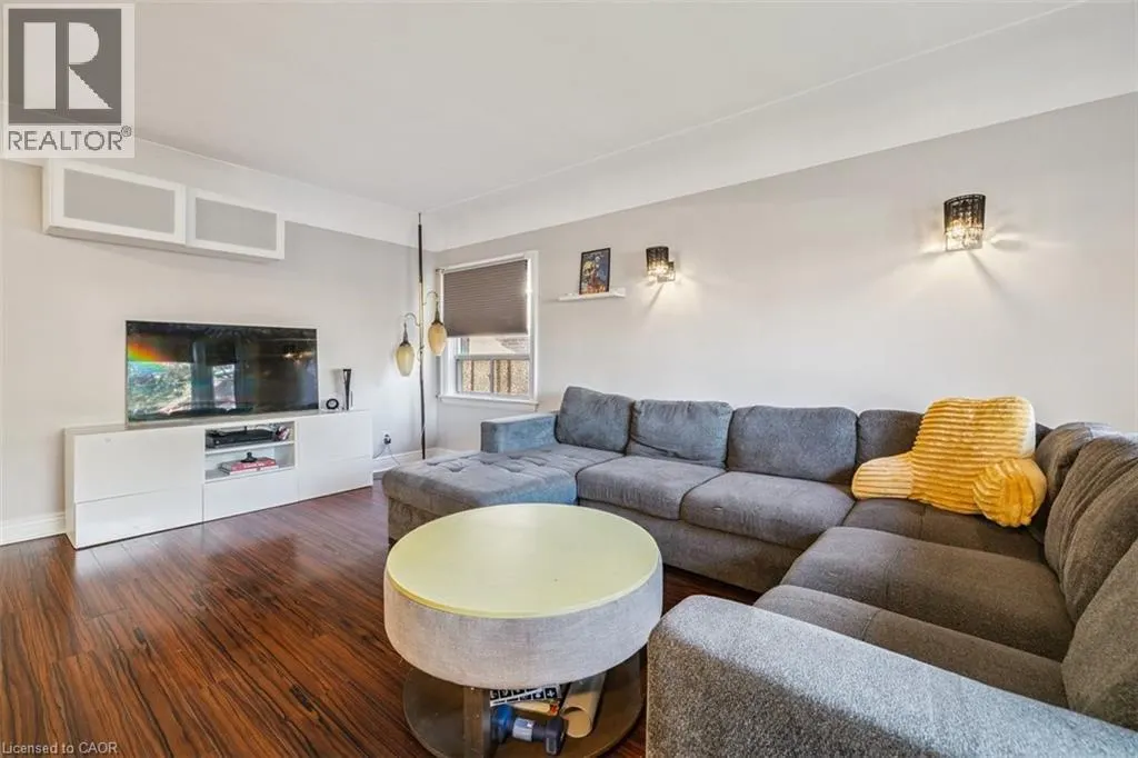 8 WAVELL Avenue