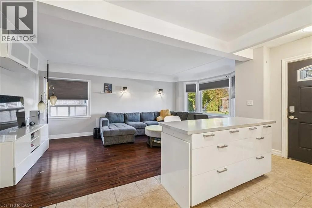8 WAVELL Avenue