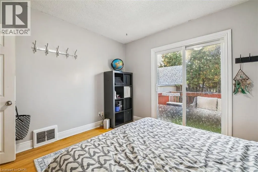 8 WAVELL Avenue