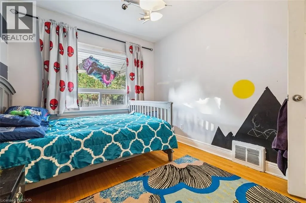 8 WAVELL Avenue