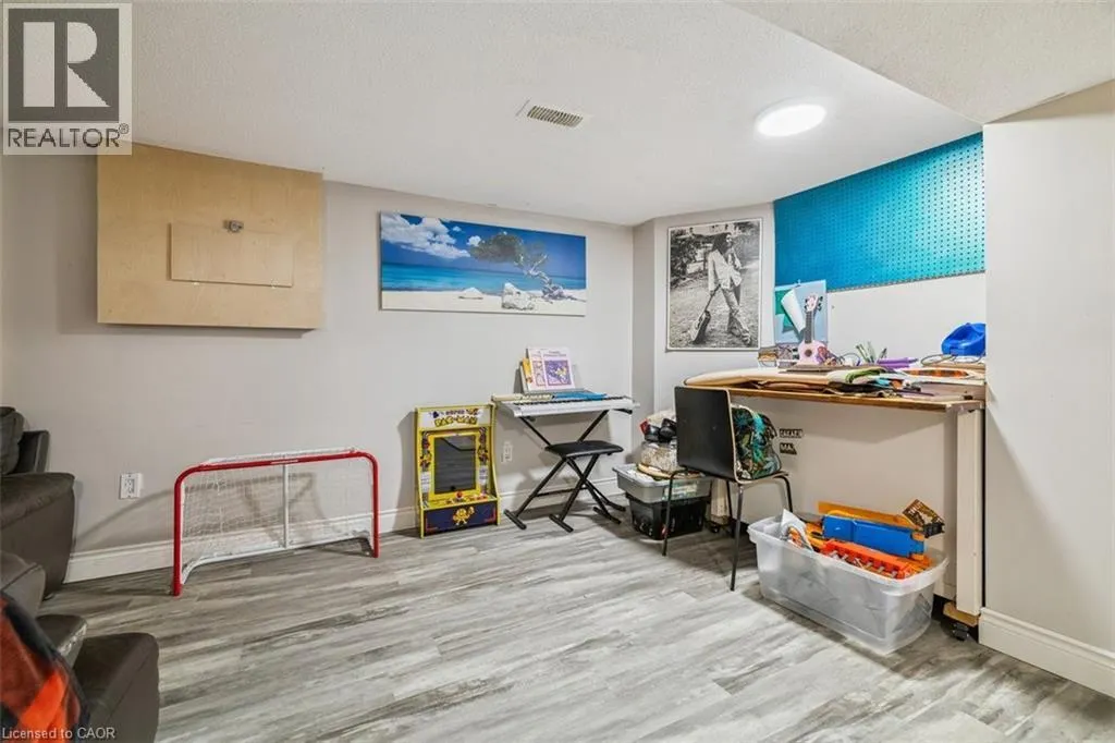 8 WAVELL Avenue