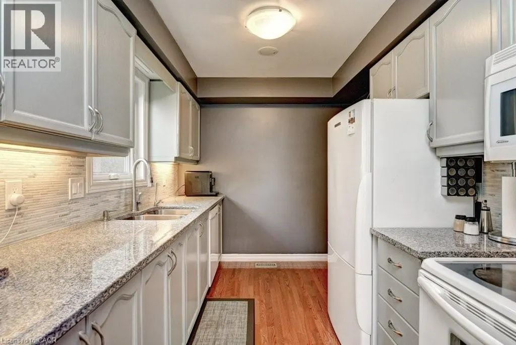 347 BUSHVIEW Crescent