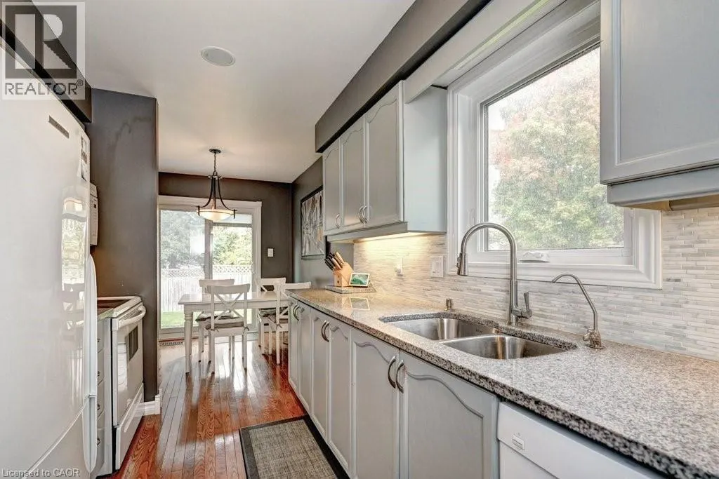 347 BUSHVIEW Crescent